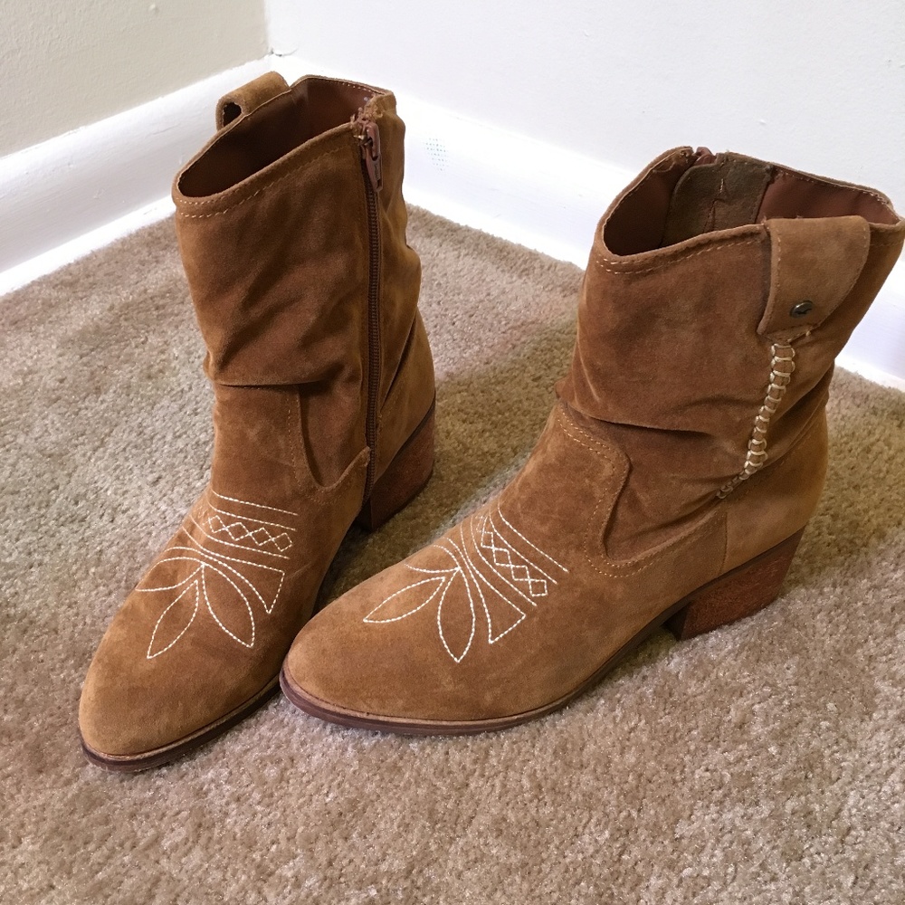 Hollister | Embroidered Slouchy Western Boot